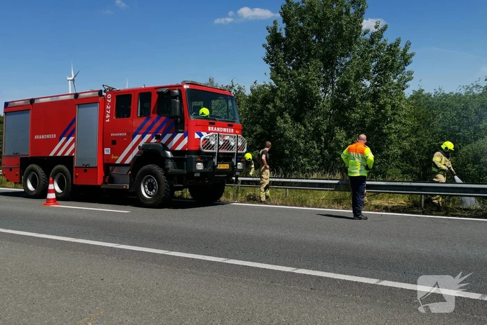 Flinke rookontwikkeling bij bermbrand langs snelweg