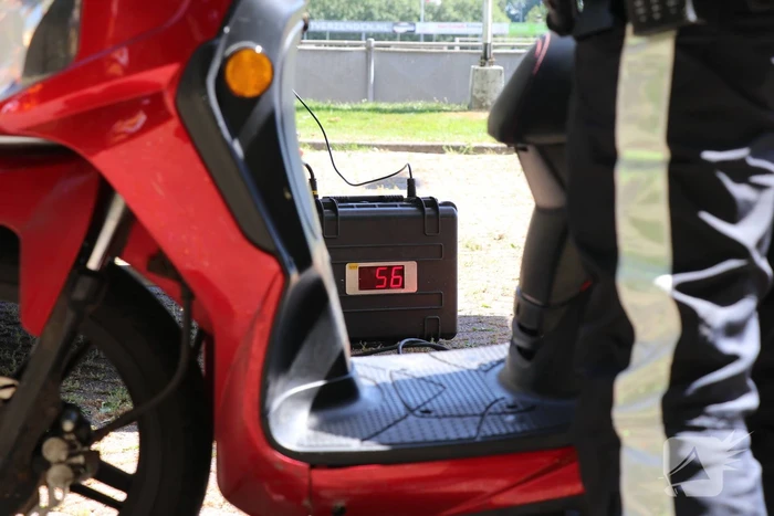 Politie controleert motoren en scooters op parkeerplaats