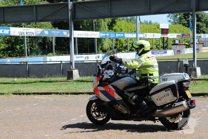 Politie controleert motoren en scooters op parkeerplaats
