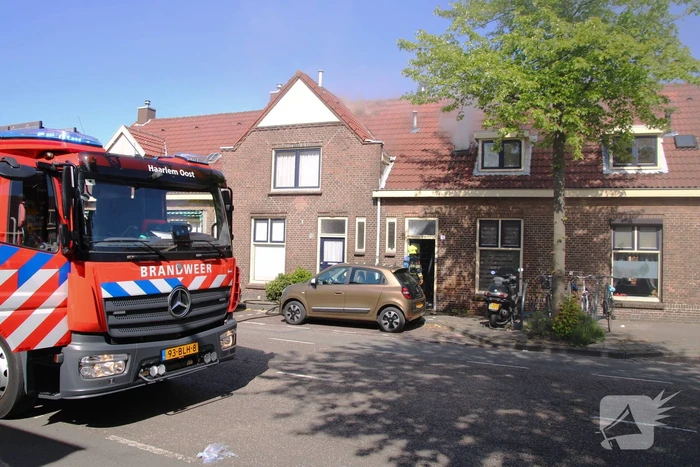 Uitslaande woningbrand snel onder controle
