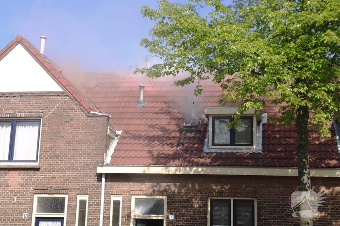 Uitslaande woningbrand snel onder controle