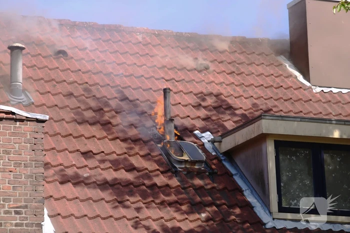 Uitslaande woningbrand snel onder controle