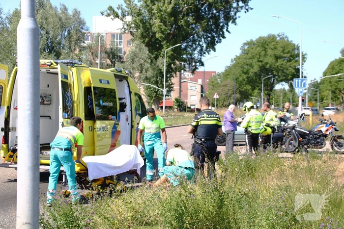 Scooterrijder gewond na botsing met personenauto