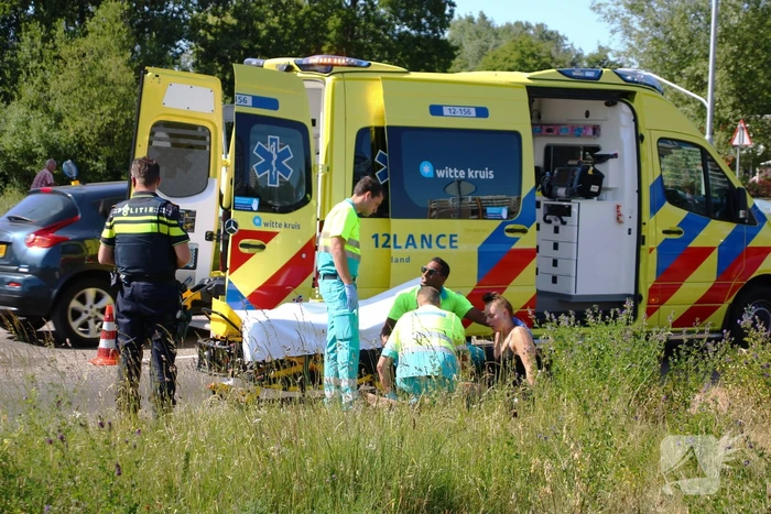 Scooterrijder gewond na botsing met personenauto