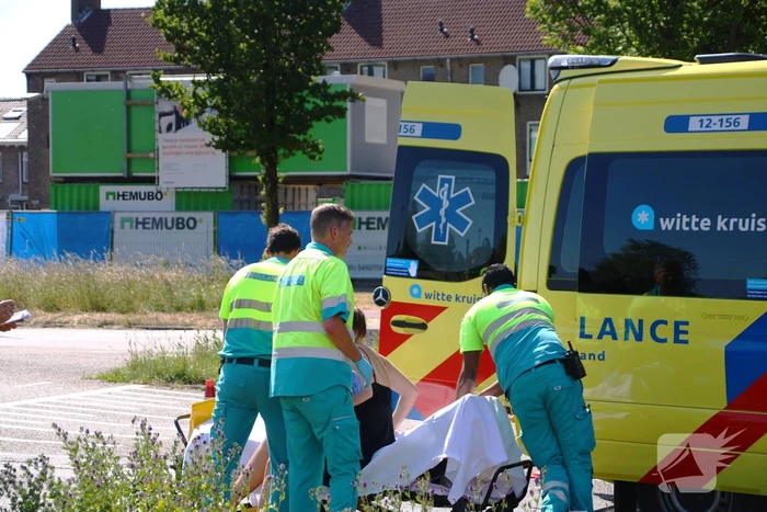 Scooterrijder gewond na botsing met personenauto