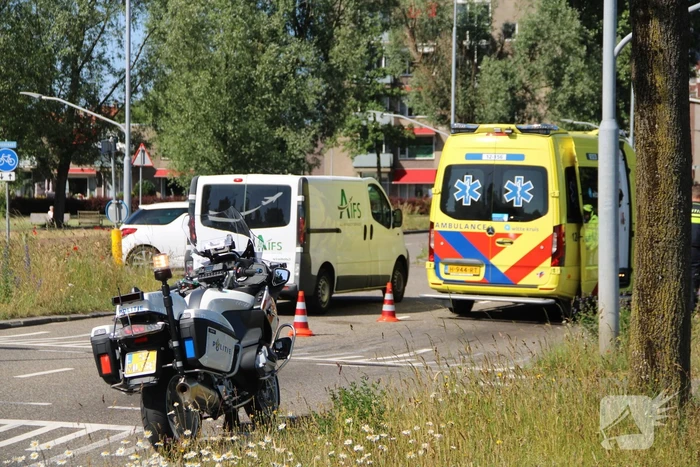 Scooterrijder gewond na botsing met personenauto
