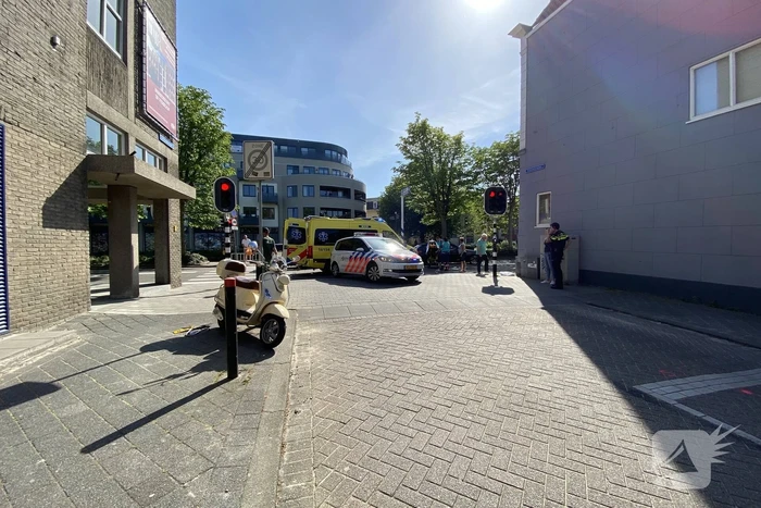 Scooterrijder gewond na aanrijding met auto