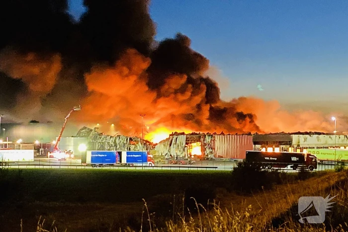 Zeer grote brand bij transportbedrijf