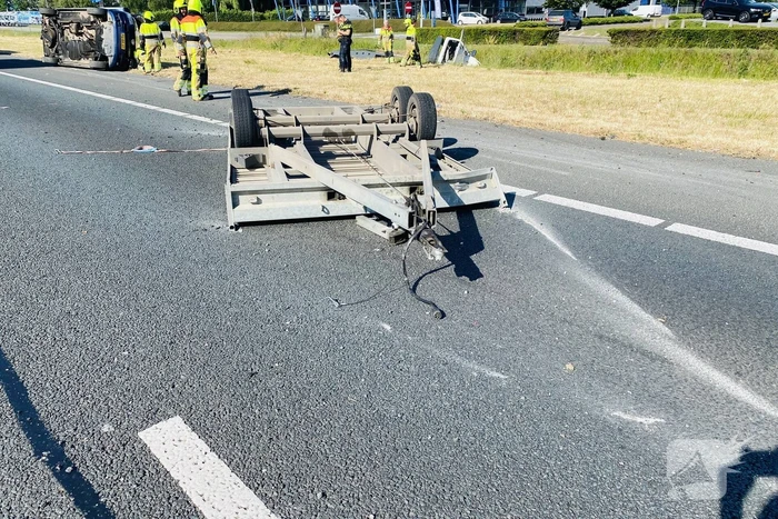 Bestelbus op zijn kant autoambulance in de sloot
