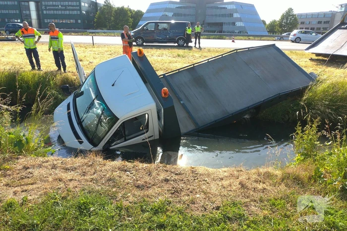 Bestelbus op zijn kant autoambulance in de sloot