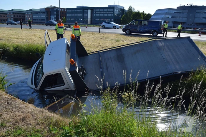 Bestelbus op zijn kant autoambulance in de sloot