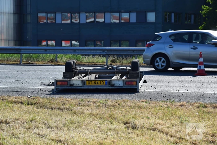 Bestelbus op zijn kant autoambulance in de sloot