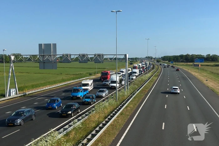 Bestelbus op zijn kant autoambulance in de sloot
