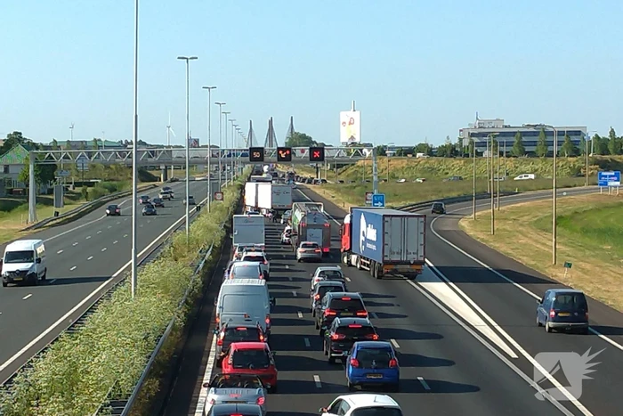 Bestelbus op zijn kant autoambulance in de sloot