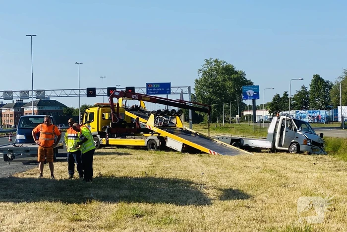 Bestelbus op zijn kant autoambulance in de sloot