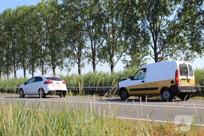 Kop-staart aanrijding met twee voertuigen