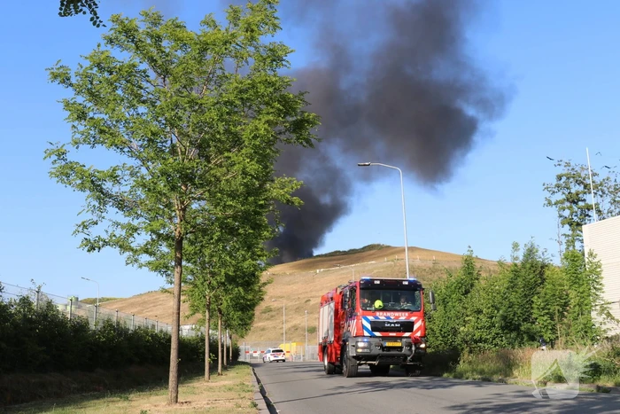 Flinke rookontwikkeling bij brand op vuilstort