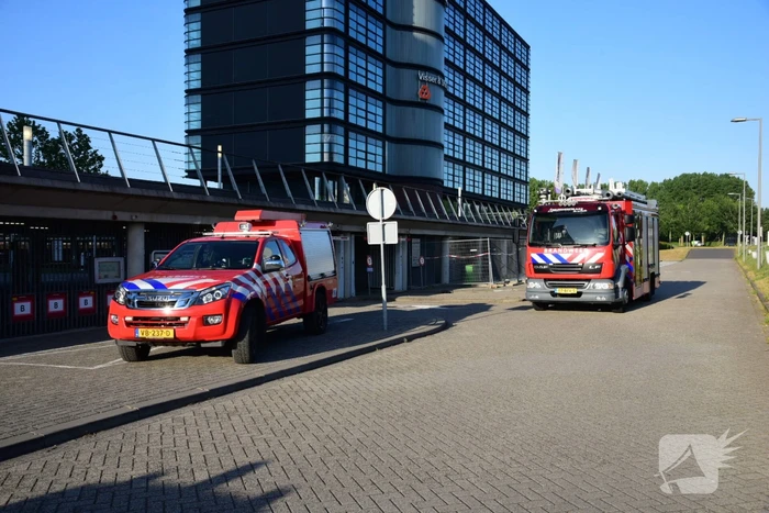 Brandweer onderzoekt rookontwikkeling in kantoorpand