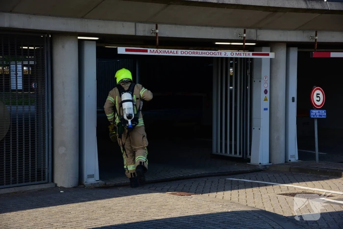 Brandweer onderzoekt rookontwikkeling in kantoorpand