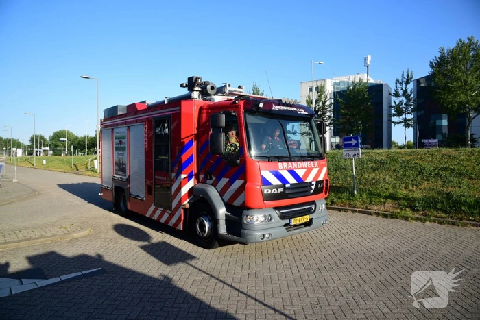 Brandweer onderzoekt rookontwikkeling in kantoorpand