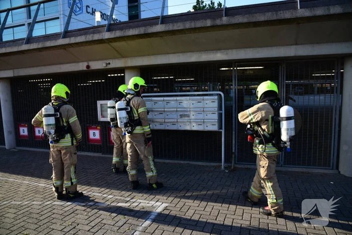Brandweer onderzoekt rookontwikkeling in kantoorpand
