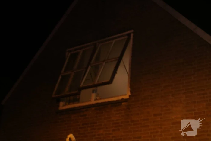 Persoon springt uit raam bij woningbrand