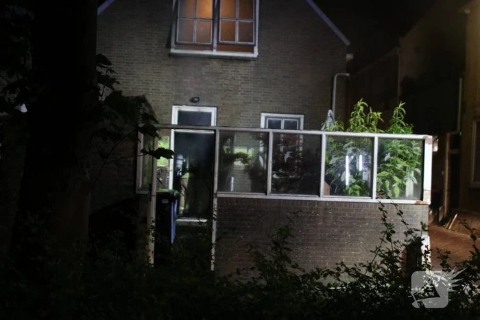 Persoon springt uit raam bij woningbrand