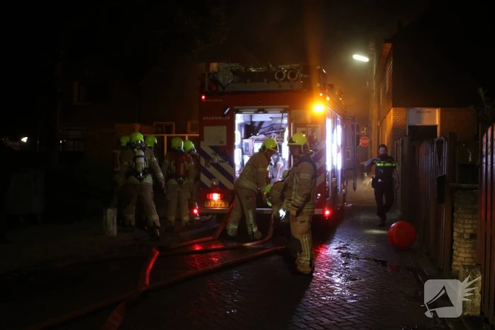 Persoon springt uit raam bij woningbrand