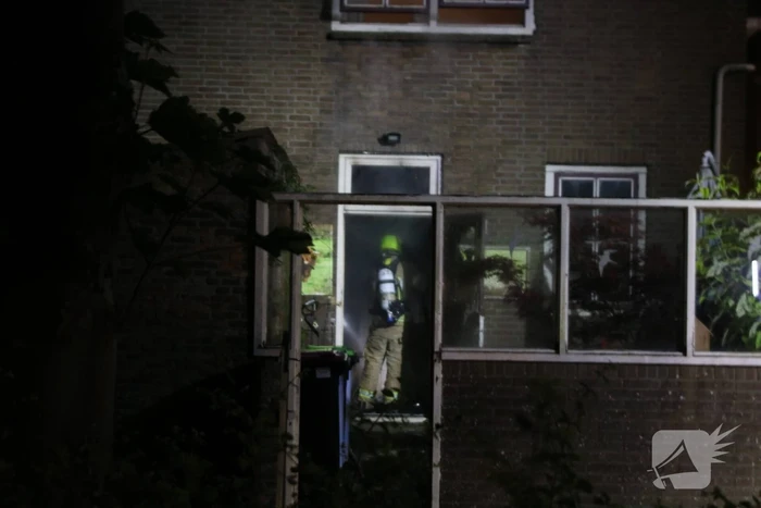 Persoon springt uit raam bij woningbrand
