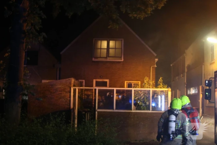 Persoon springt uit raam bij woningbrand