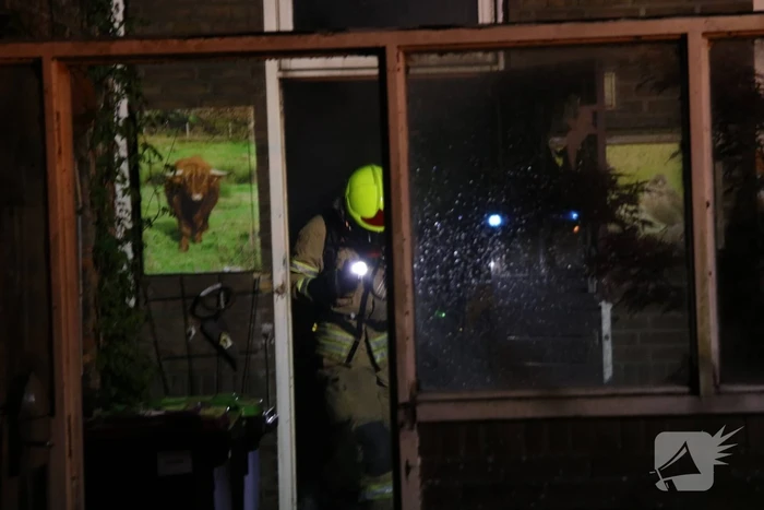 Persoon springt uit raam bij woningbrand