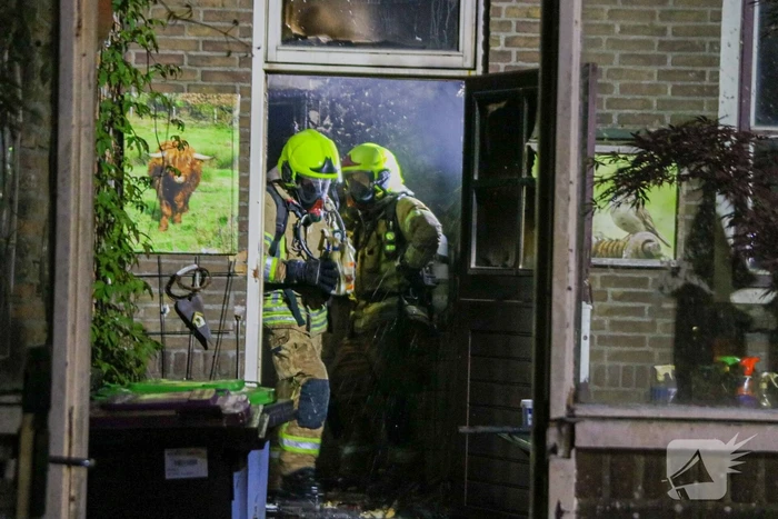 Persoon springt uit raam bij woningbrand