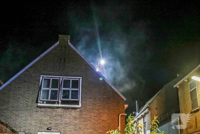 Persoon springt uit raam bij woningbrand