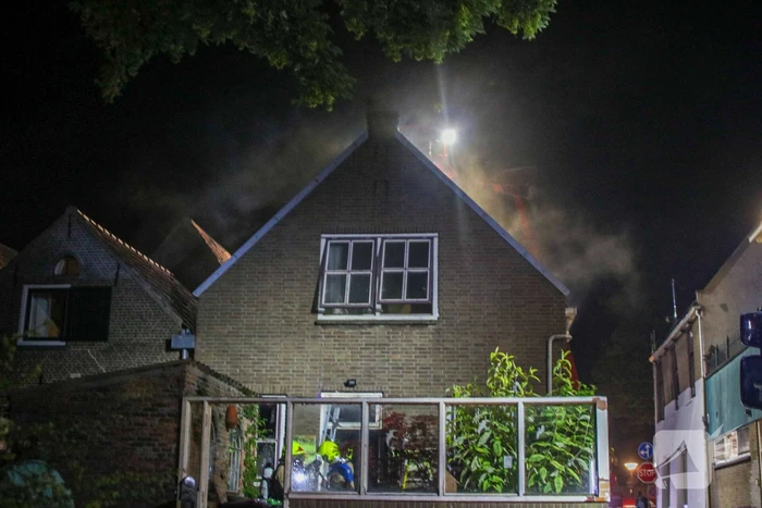 Persoon springt uit raam bij woningbrand