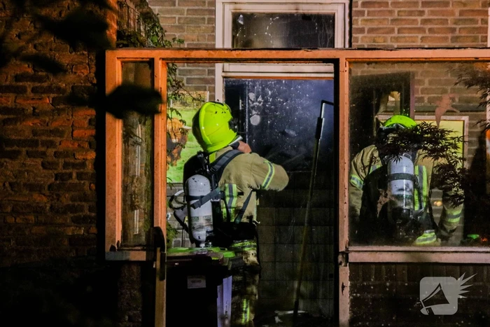 Persoon springt uit raam bij woningbrand