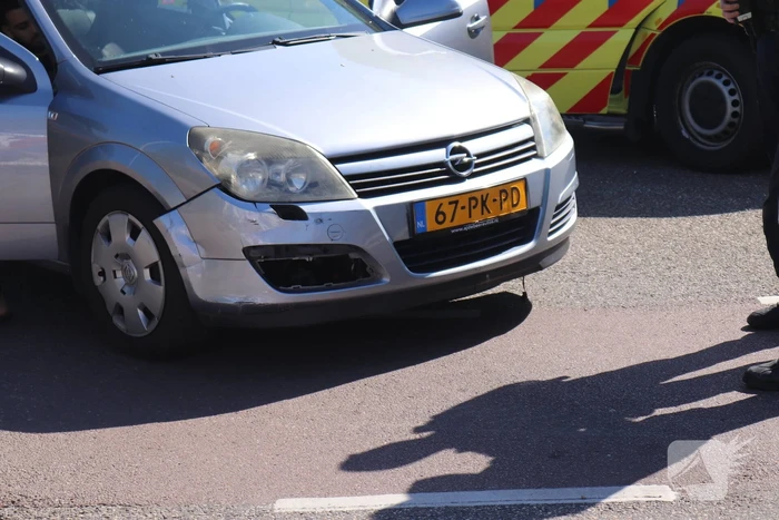 Twee auto's botsen op rotonde