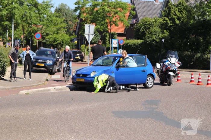 Twee auto's botsen op rotonde