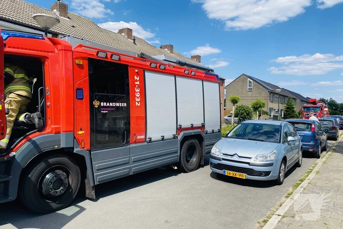Dak van schuur in brand