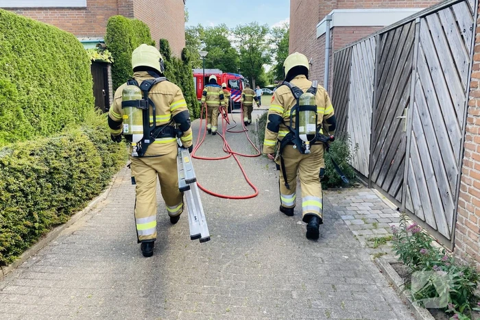 Dak van schuur in brand