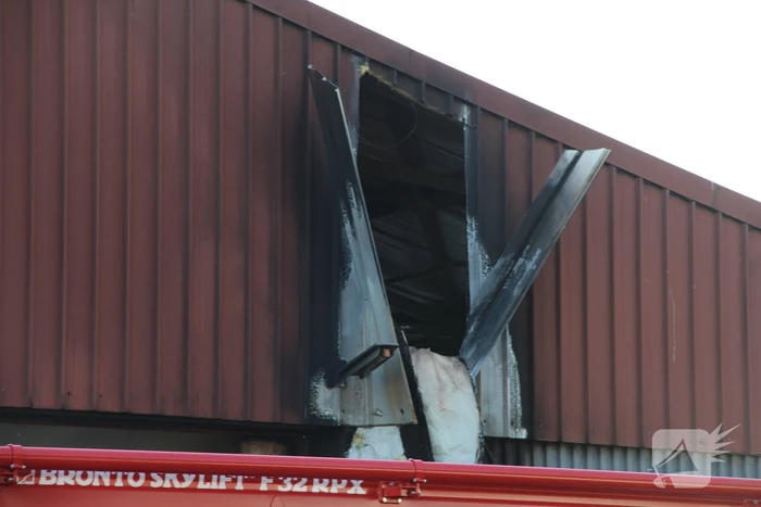 Grote schade aan bedrijfspand door overslaande containerbrand