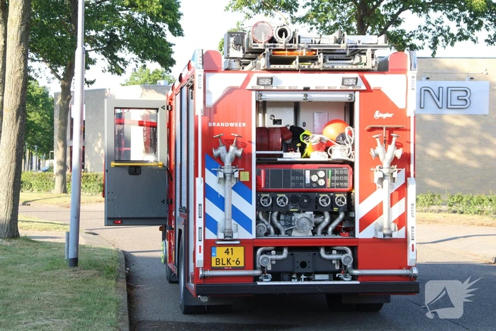 Grote schade aan bedrijfspand door overslaande containerbrand