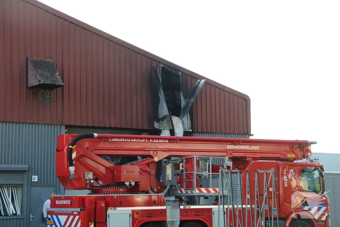 Grote schade aan bedrijfspand door overslaande containerbrand