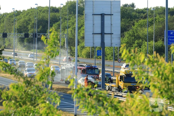 Bestuurder redt gereedschap uit in vlammen opgaande auto