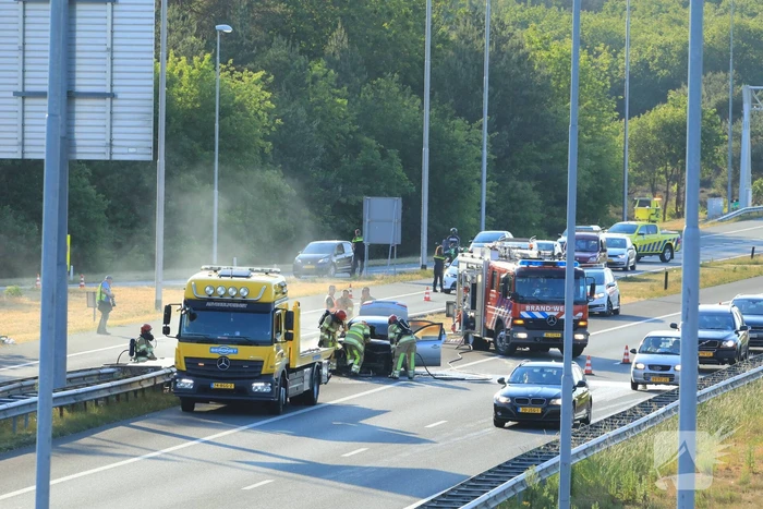 Bestuurder redt gereedschap uit in vlammen opgaande auto