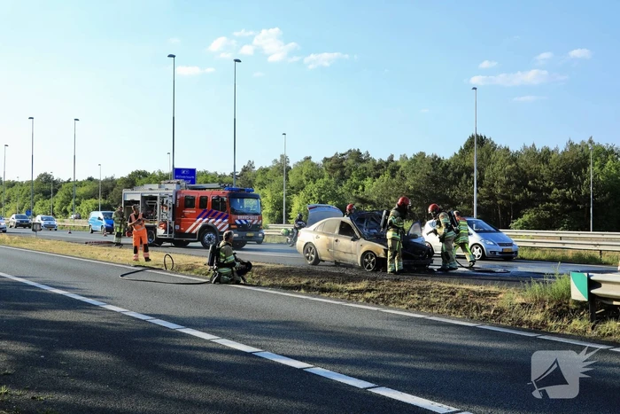 Bestuurder redt gereedschap uit in vlammen opgaande auto
