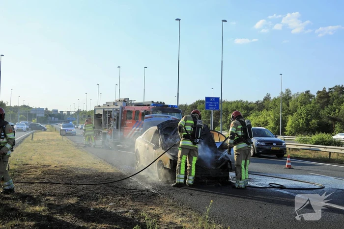 Bestuurder redt gereedschap uit in vlammen opgaande auto