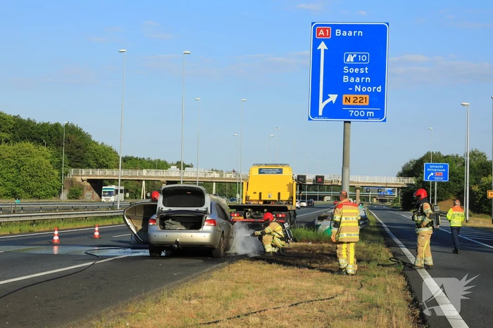 Bestuurder redt gereedschap uit in vlammen opgaande auto