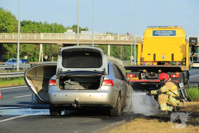 Bestuurder redt gereedschap uit in vlammen opgaande auto