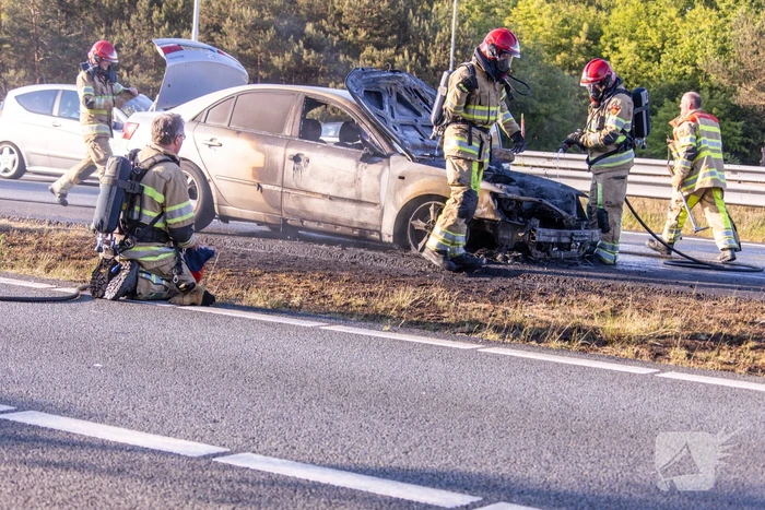 Bestuurder redt gereedschap uit in vlammen opgaande auto