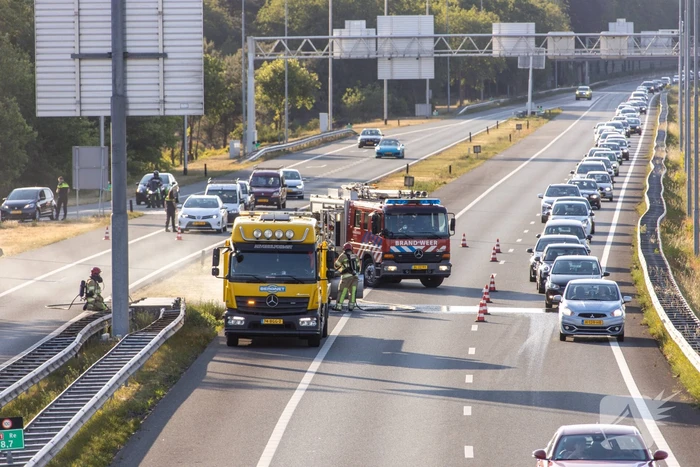 Bestuurder redt gereedschap uit in vlammen opgaande auto